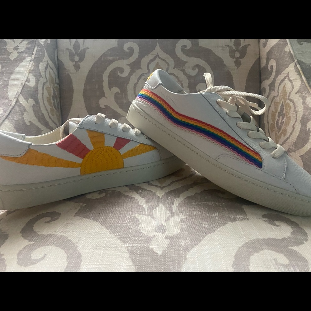 Women’s tennis shoes